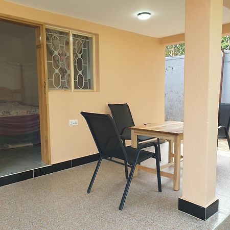 Alison & Dave'S Guesthouse Entebbe Ngoại thất bức ảnh