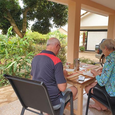 Alison & Dave'S Guesthouse Entebbe Ngoại thất bức ảnh