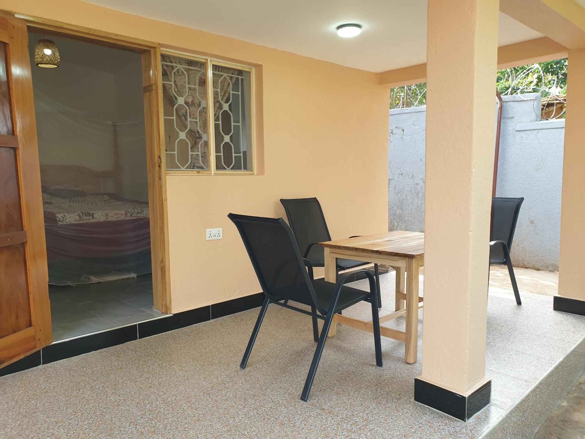 Alison & Dave'S Guesthouse Entebbe Ngoại thất bức ảnh