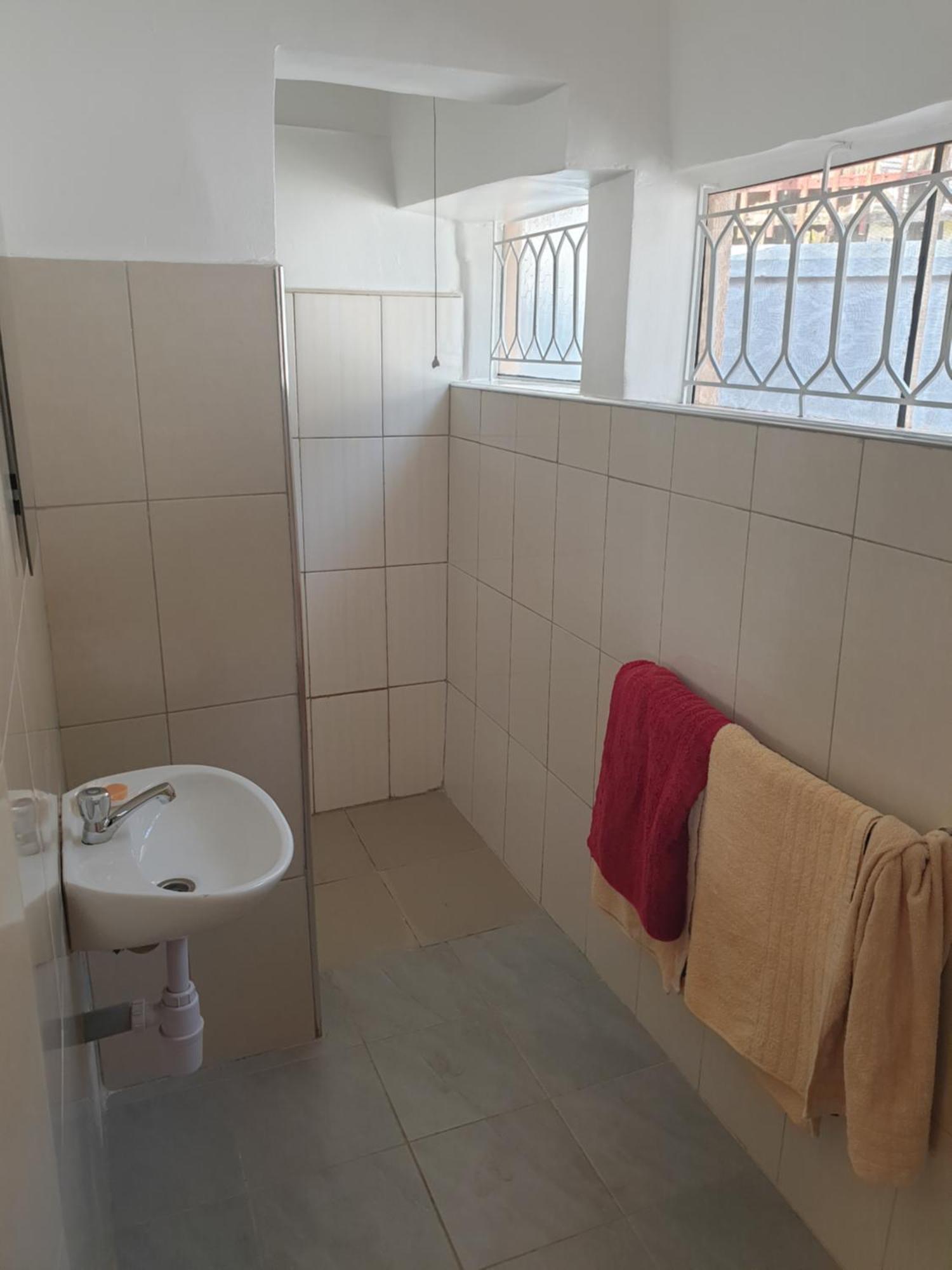 Alison & Dave'S Guesthouse Entebbe Ngoại thất bức ảnh