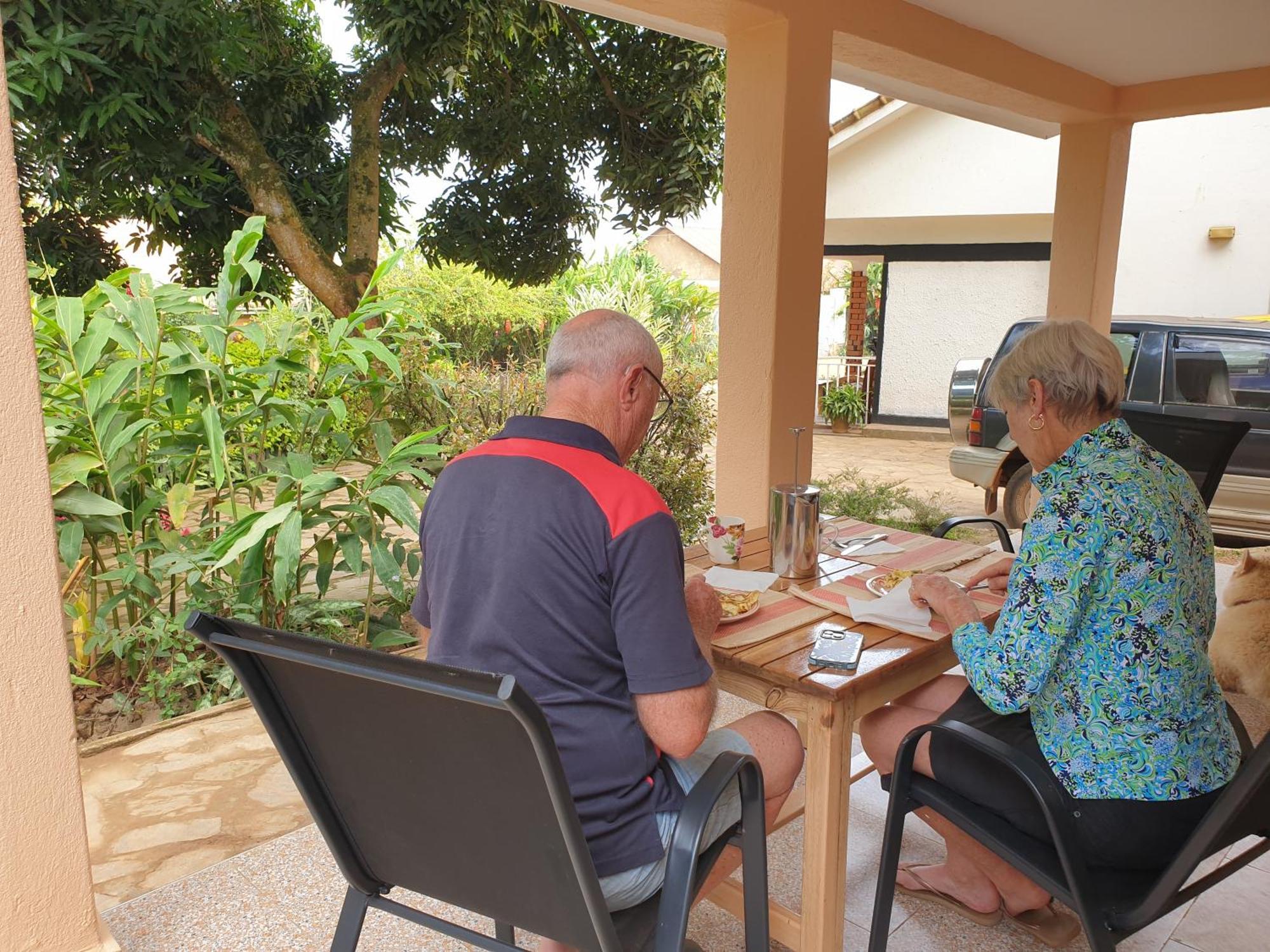 Alison & Dave'S Guesthouse Entebbe Ngoại thất bức ảnh