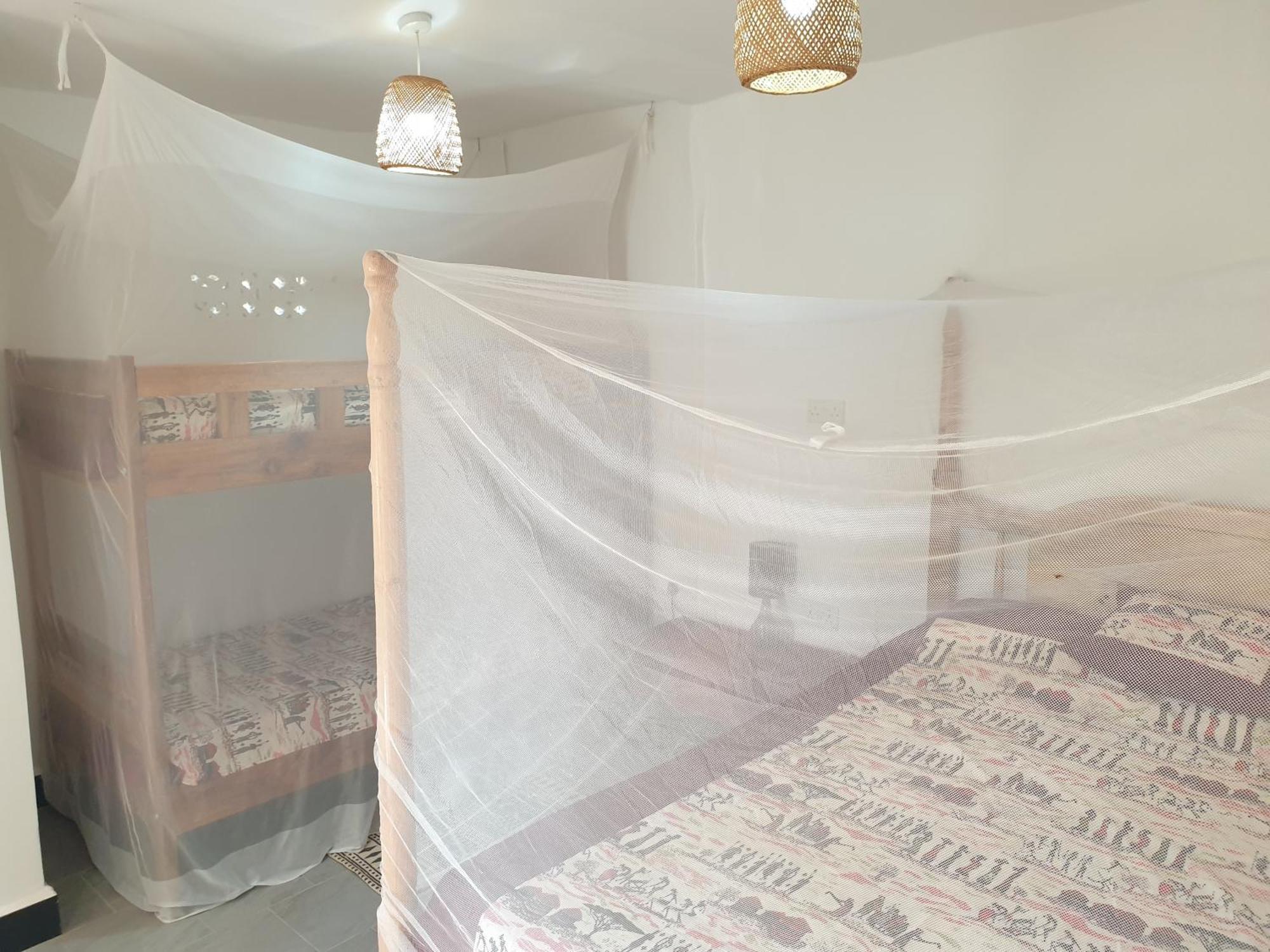Alison & Dave'S Guesthouse Entebbe Ngoại thất bức ảnh